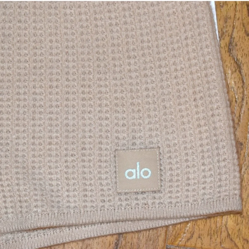 Alo Yoga Cashmere High-Waist Plush Waffle Short Womens L Macadamia Blush NWT